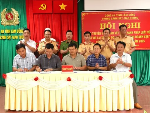 Hơn 100 tài xế, doanh nghiệp vận tải tại Lâm Đồng ký cam kết chấp hành pháp luật về ATGT