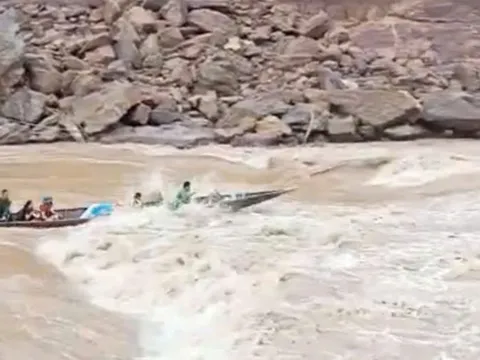 VIDEO: Đường bị lũ cuốn, học sinh đi thuyền vượt ghềnh đá đến trường khai giảng