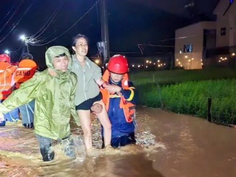 Nước ngập sâu cả mét, Lâm Đồng di dời hàng trăm hộ dân trong đêm