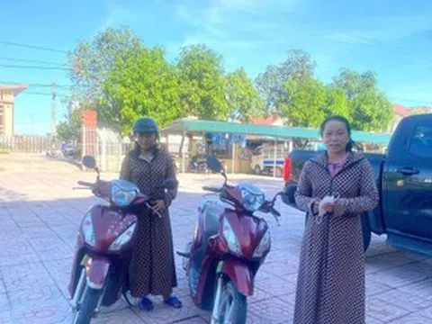 Trùng hợp khó tin: Hai phụ nữ cùng tuổi dắt nhầm xe máy giống hệt nhau