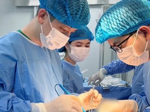 Bụng biến dạng vì hút mỡ, thiếu nữ phải gặp bác sĩ cầu cứu