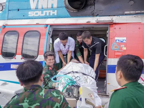 Trực thăng đưa ngư dân hôn mê từ đảo Song Tử Tây về đất liền cấp cứu