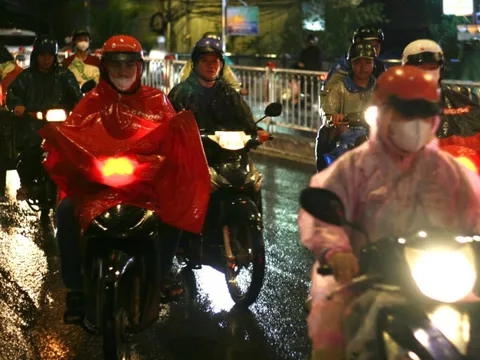 Mưa lớn trút xuống nhiều nơi ở TP HCM