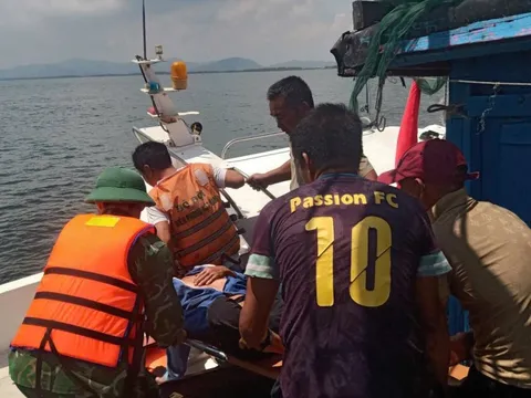 Bộ đội biên phòng kịp thời cứu ngư dân gặp tai nạn trên biển