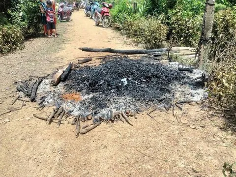 Người đàn ông nghi để lại thư tuyệt mệnh rồi tự thiêu ngay trước nhà