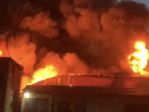 Cháy lớn tại khu xưởng sản xuất ô dù rộng hàng trăm m2