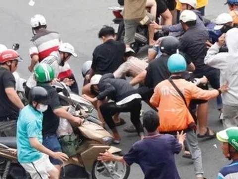 Cảnh tượng hàng chục thanh niên dùng vợt hứng tiền gây náo loạn cả khu phố