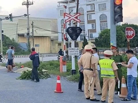 Cố băng qua đường sắt khi gác chắn đã hạ, người đàn ông ở Ninh Bình bị tàu hất văng