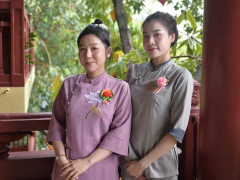 Không khí Lễ Vu Lan tại TP HCM: Bông hồng tri ân nở rộ, ngàn Phật tử hướng về cha mẹ