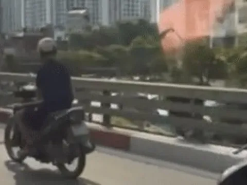 Thanh niên chạy xe máy dùng điện thoại ở Hà Nội, bị Cục trưởng CSGT ghi hình