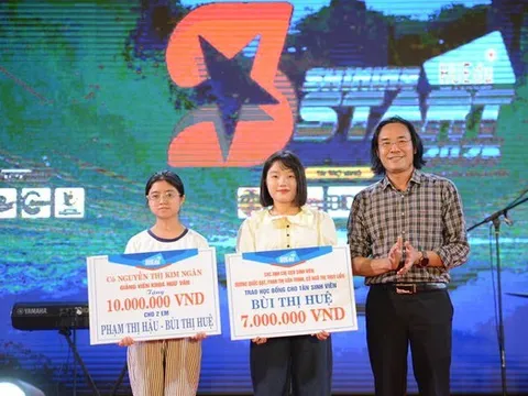 Doanh nhân nhận 2 thủ khoa nghèo theo học ở Huế làm “con nuôi”, hỗ trợ suốt 4 năm đại học