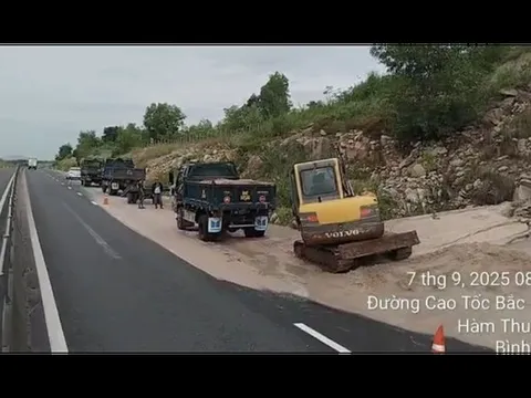 Lại xảy ra sạt lở, cát tràn xuống cao tốc Vĩnh Hảo – Phan Thiết, giao thông ùn ứ nhiều giờ