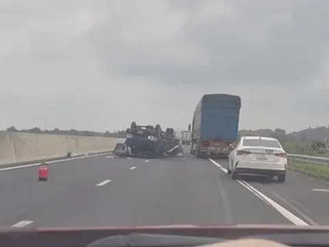 Xe tải 'ngửa bụng' trên cao tốc, tài xế bò ra ngoài thoát thân