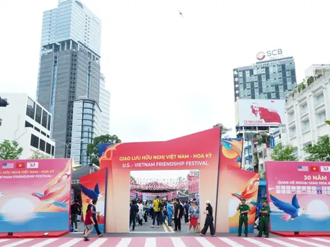 Hình ảnh buổi chiều sôi động trên đường Lê Lợi, TP HCM