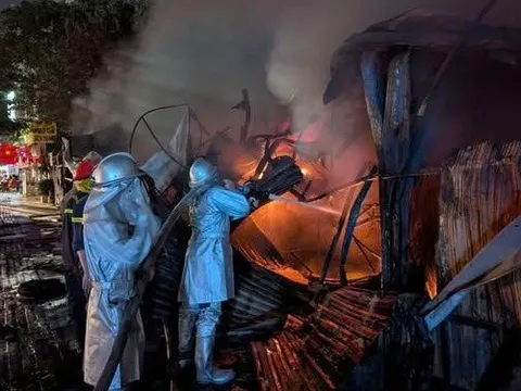 Gần 50 cảnh sát PCCC xuyên đêm chữa cháy tại cửa hàng kinh doanh