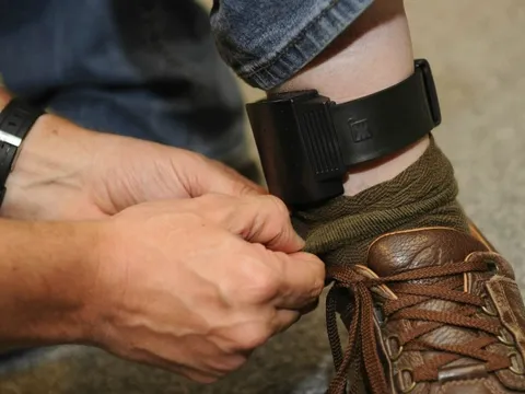 Giám sát điện tử thay thế giam giữ trẻ em