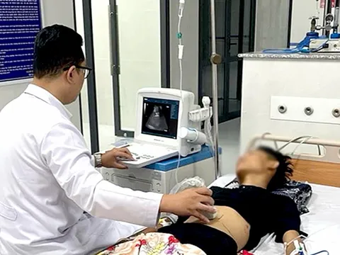 Bác sĩ Bệnh viện Bình Dân bay ra Côn Đảo từ sớm cấp cứu cho người dân