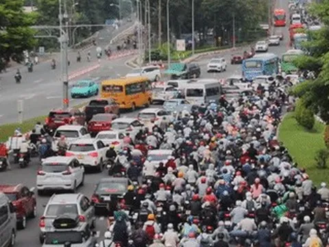 Cửa ngõ TPHCM 'chết đứng', nghìn người 'chôn chân' trong khói bụi sáng đầu tuần