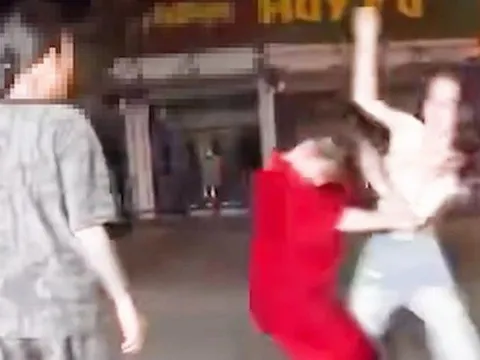 Tạm giữ hình sự 2 đối tượng đánh cô gái trẻ vì mâu thuẫn tình ái