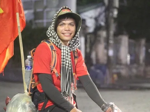 Chuyện chưa kể về chàng trai 23 tuổi đạp xe “Phượng Hoàng” xuyên Việt