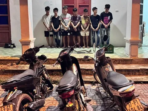 Bắt nhóm "trẻ trâu" mang kiếm và vỏ chai bia ném vào nhà dân, quay clip đưa lên mạng