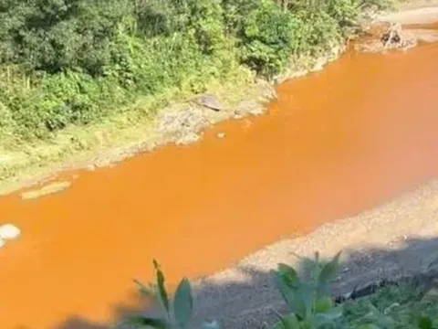 Nước suối đổi màu vàng đục dù không mưa, dân lo lắng
