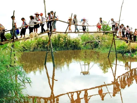 Những mùa tựu trường thương nhớ - Kỳ 6: Lắt lẻo chèo xuồng ba lá đến trường