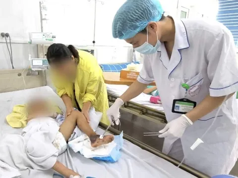 Tự chữa thuốc nam, bé trai 4 tuổi nhập viện vì hoại tử chân