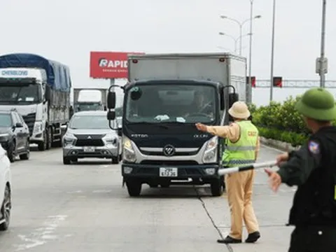 Từ 9/9, CSGT xử phạt tài xế ô tô tải đi vào làn sát dải phân cách của 2 cao tốc