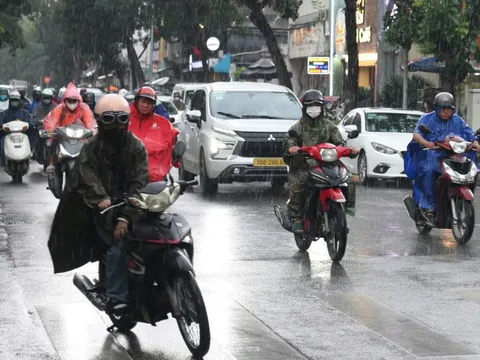 TP HCM: Trời xám xịt, sấm rì rầm, mưa trút xuống nhiều nơi