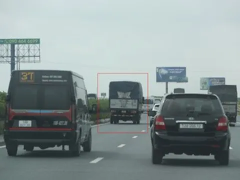 Hành động của cảnh sát trong ngày đầu xử phạt ô tô tải đi vào làn 1 cao tốc