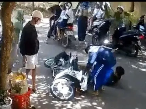 Ba thanh thiếu niên nhập viện sau vụ ẩu đả cạnh cổng trường