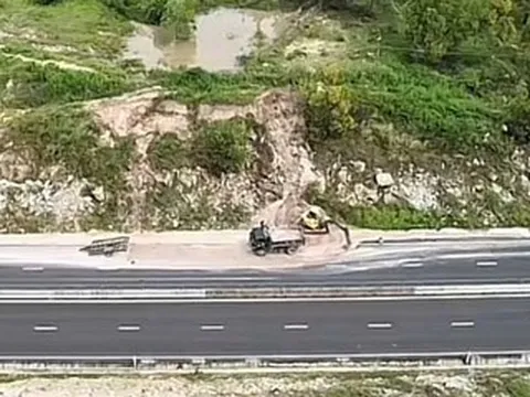 Cát tràn xuống cao tốc Vĩnh Hảo - Phan Thiết uy hiếp người và xe, chủ tịch xã vạch lỗi nguy hiểm