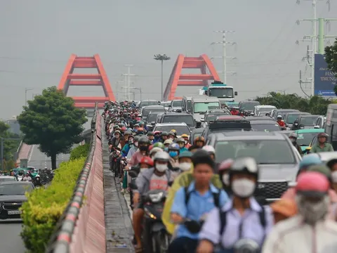 Chặn lối xuống cầu Bình Lợi về Bình Thạnh, giao thông hỗn loạn, phải tháo chặn để giải tỏa