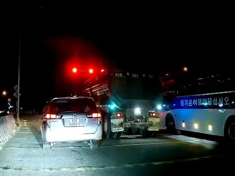 Người dân ghi hình báo cáo xe đầu kéo vượt đèn đỏ, tài xế nhận phạt 19 triệu đồng