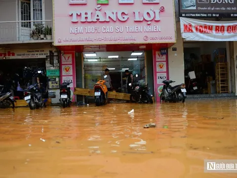 Đà Lạt mưa lớn, nhiều tuyến phố biến thành sông