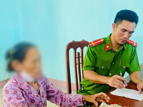 Cụ bà 72 tuổi mang 120 triệu đồng đến công an xã nhờ chuyển cho "công an rởm"
