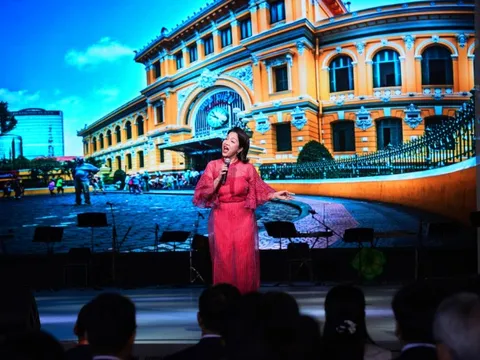 Ca sĩ Mỹ Linh rạng rỡ tại Expo 2025 Osaka