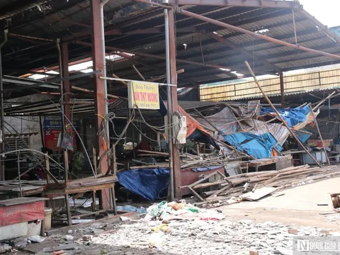 Khu đình hàng ăn ở chợ Ga đổ sập sau bão, tiểu thương bất lực nhìn cảnh tan hoang