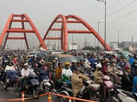 Cầu Bình Lợi tê liệt: Nghìn xe chôn chân vì đóng đường đột ngột