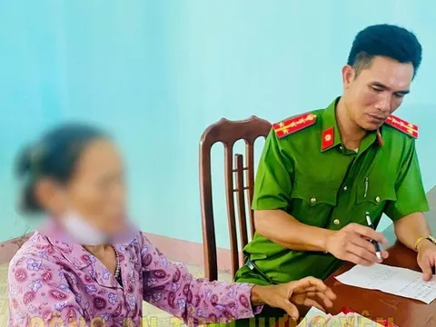 Dù được công an ngăn cản, cụ bà vẫn đòi chuyển tiền cho kẻ mạo danh