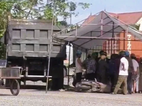 Va chạm với xe tải, 2 vợ chồng thương vong