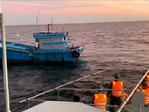 CLIP: Bộ đội biên phòng tiếp cận tàu cá, cứu ngư dân bất tỉnh