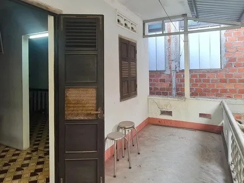 Thấy nhà hàng xóm nửa đêm không đóng cửa, sang kiểm tra thì phát hiện điều bàng hoàng