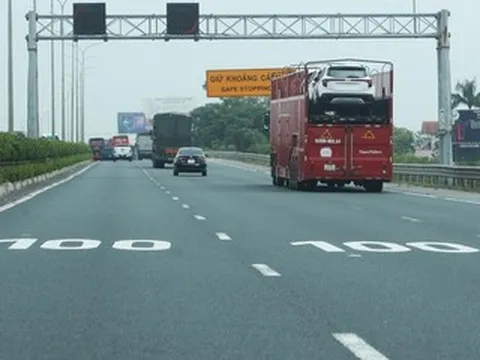 Bất ngờ với tốc độ tối đa được sơn thẳng lên mặt đường cao tốc, tài xế nói gì?