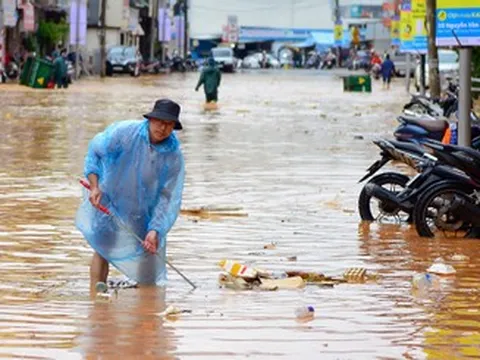 Đường phố Đà Lạt lại ngập mênh mông như 'sông' sau cơn mưa lớn dồn dập
