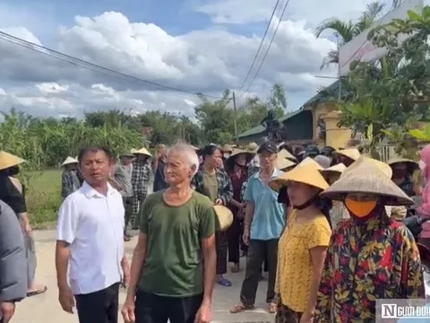 Hàng trăm phụ huynh cho con nghỉ học để phản đối sáp nhập trường