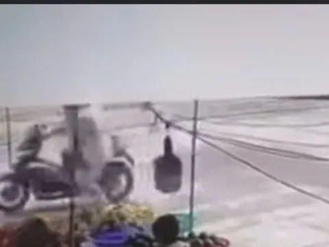 Bất ngờ leo lên xe máy vặn tay ga, bé trai 7 tuổi tử vong