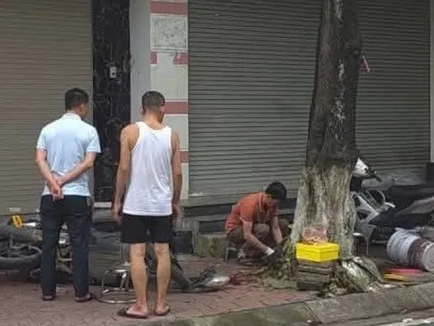 Vặn tay ga xe đang nổ máy, bé trai 7 tuổi lao xe lên vỉa hè tử vong