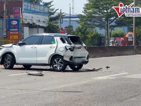 Hiện trường 8 ô tô tông liên hoàn trên quốc lộ: Xe lật, bánh văng, khách hoảng loạn